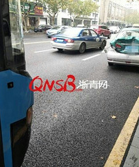 "今天下午凤起路一辆5路公交车追尾出租车,车上一名孕妇受伤!"