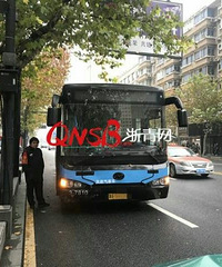 "今天下午凤起路一辆5路公交车追尾出租车,车上一名孕妇受伤!"