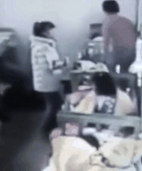 ��ͯ�׶�԰���̱�����Ů����ק���䵹��