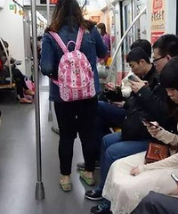 "撘个地铁公交,也会得近视?坐车时千万别这么做"