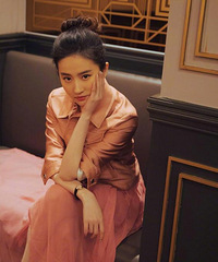 "组图:刘亦菲藕粉色纱裙仙气飘飘 丸子头托腮微笑青春少女"