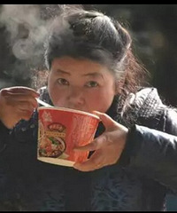 "英媒称中国方便面销量下跌“不寻常”:折射社会生活变化."