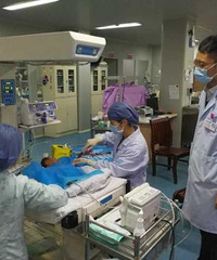 "婴儿出生8天体温降至31度 换血两遍救回生命"