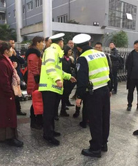 "“你迟点出生妈妈就是研究生了!”考研现场女考生突然临"