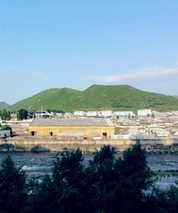 中国这个县与朝鲜一市五郡相对,对岸的朝鲜女子清楚可见