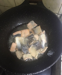 "炸三文鱼骨"