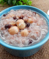 "薏米除了能够做面膜,也能做薏米红豆莲子粥"