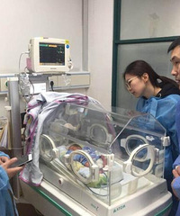 "男子去地里挖菜 却在大桥边发现一早产女婴"