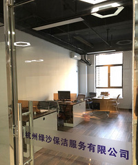 "西湖区精装30方 玻璃隔断 强化地板 可注测"