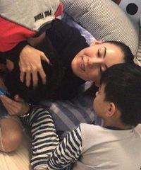 张柏芝晒与儿子幸福日常 网友狂赞Lucas超帅