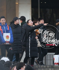 贾乃亮现身狗年春晚彩排 阴霾不再笑得好开心