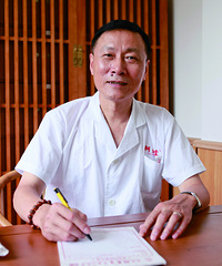 这个时代还在有人听信偏方 得了面瘫用黄鳝血涂满脸
