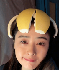 "蒋欣头戴柚子皮自称“小帽子” 调皮搞怪网友大呼可爱"