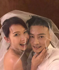 "蔡少芬穿十年前婚纱和张晋拍纪念照,这身材保持得厉害"