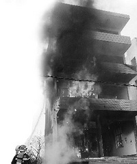 "台州“通天房火灾” 起火5分钟后楼梯间漆黑一片"