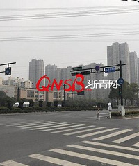 "突发!下沙一交叉口发生车祸,小货车将一辆电瓶车连车带人撞倒"