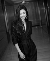 菅纫姿深V西装亮相红毯 率性诠释伊人职场风