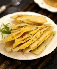 "把饺子皮做成鸡蛋灌饼, 简单三步, 酥脆香! 过年不怕饺子皮做多了