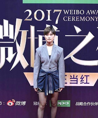 惊艳!李宇春穿黑丝高跟走红毯 网友直呼性感
