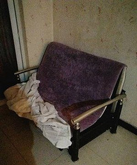 "沙发床8新放了2年用了2个月的样子吧海绵拆了之后就是个木加铁"