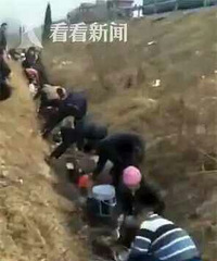 "高速油料泄露流沟渠 村民开三轮车拎桶盆争"