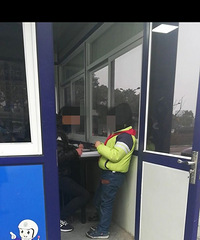 "七八岁的小男孩陪着老爸受教育"