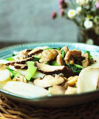 "一盘香菇青菜鸡肉炒年糕,又香又鲜美味道好,一个人的午餐营养够