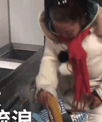 老奶奶火车站拾荒:给孙子捡点压岁钱