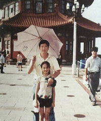 郑爽童年照奶萌可爱 与宋丹丹合照笑容童稚灿烂