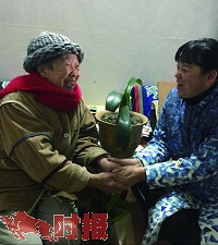 "社工带上大米、蔬菜、鸡蛋上门陪老人聊天 忙锻炼 老人说这样没"