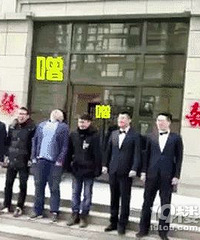 "新人结婚,亲友排队放“嘴炮”模仿炮竹声庆"