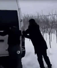 两个杭州民警为押嫌疑人,在苏州铲一夜雪