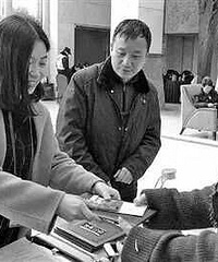 "能否给独生子女放个“护理假” 伴父母安度"