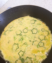 "黄瓜秋葵鸡蛋饼+燕麦粥"