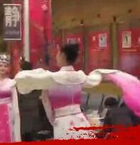 川大女生现身狗年春晚彩排 青春靓丽获导演首肯