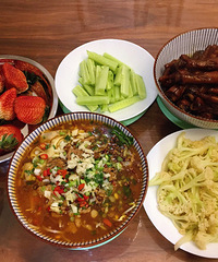 "水煮肉片+红烧鸡爪+花菜+黄瓜"