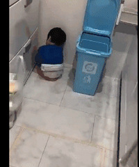 "妈妈以为儿子蹲墙角是反省,结果却是在偷吃两根香蕉...哈哈"