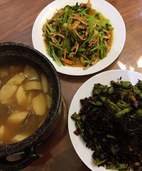 "香煎小蘑菇+牛排骨山药+梅干菜乱炒+芹菜肉丝"