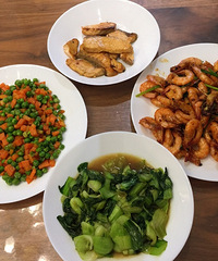 "蚝油虾+三文鱼+青菜+青豆胡萝卜"