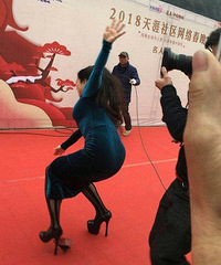 芙蓉姐姐穿20cm高跟走红毯 崴脚后竟然…