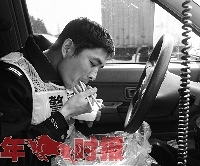 "一上午处理了15起事故 交警:春运路上最重要的是安全"