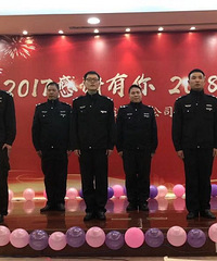 "我们安全部六人亮相我单位银苑大厦春晚,我也在里面."