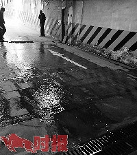 "到底哪儿来的水?水印康庭小区地下车库出入口冒水1个多月"