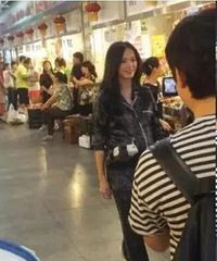 47岁杨钰莹穿这么美逛菜场 竟没一个人搭理她