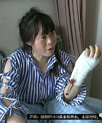 "孩子没有奶喝,护士刚好哺乳。有孩子的家庭"