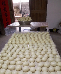 "过年最开心的事就是吃糯米馒头,喝米酒了!"