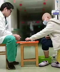 "一张泡脚下棋照片刷爆朋友圈 浙江这位年轻"