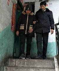 "10年!雇主打零工坚持照顾患病保姆:“你"