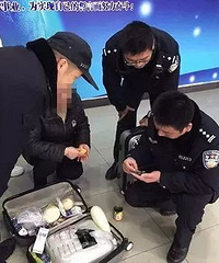 "老家带回的萝卜羊肉竟变成一堆男人衣服,她哭着冲进派出"
