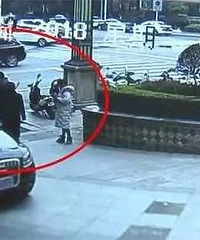"“你只配扫马路!”环卫工清扫鞭炮反遭商家踢打辱骂…网友怒了!